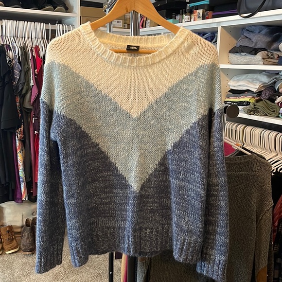 Asian Chevron Pullover - Picture 1 of 4